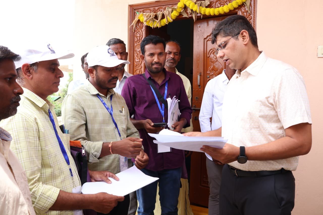 రాజంపేట మండలంలో జనగణన ఇంటింటి సర్వే ప్రక్రియను పరిశీలించిన జిల్లా కలెక్టర్